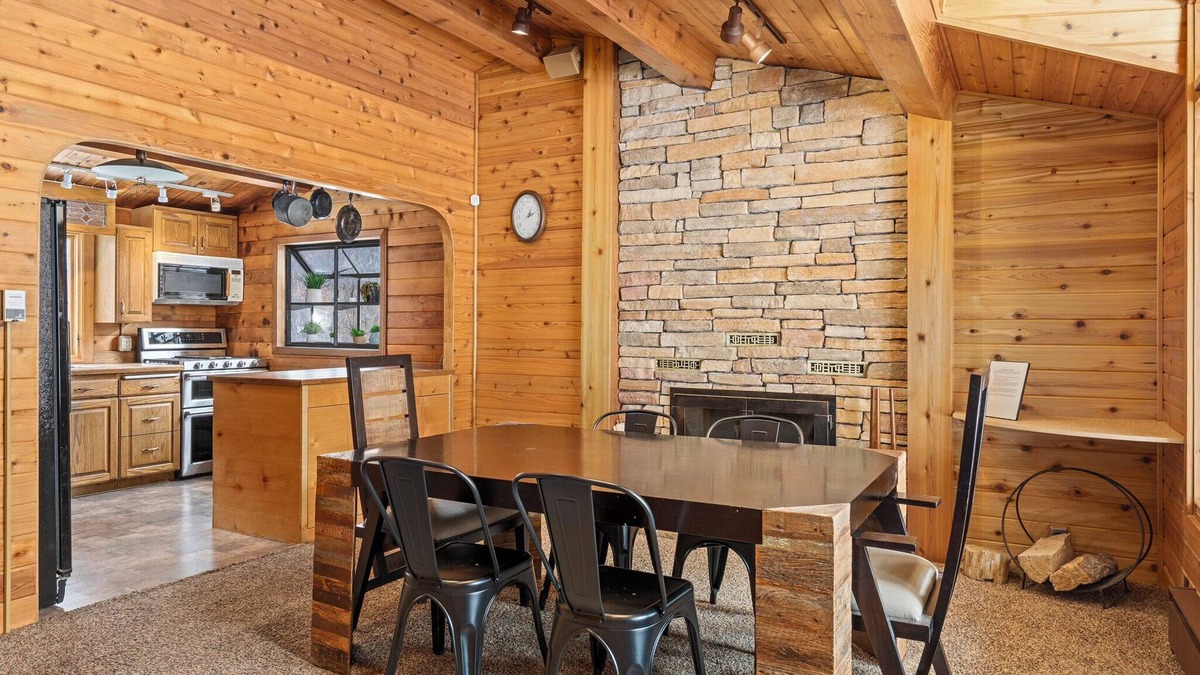 Snowbird Cabin | Mountain Family Cabin w/4 bedrooms & pool table