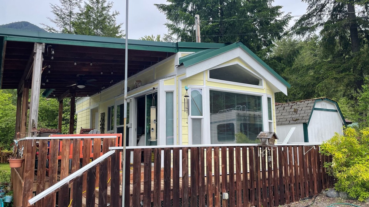 Packwood House | Mountain Frog Cabin - A.C./Sleeps 2/Pool Access - 30 min. from Rainier/Skiing
