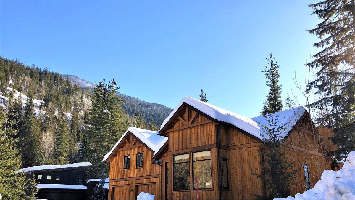 Revelstoke House | Mountain Gate Lodge, Luxury Vacation Home 2kms from Revelstoke Mountain Resort