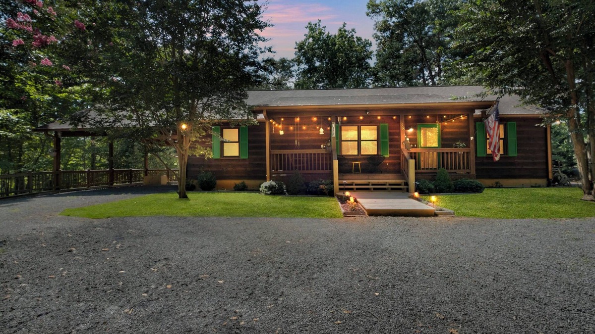 Eagle Mountain Cabin | Mountain Getaway for 12- Game Room, Pools, Fireplace, Hot Tub, Firepit, King Bed