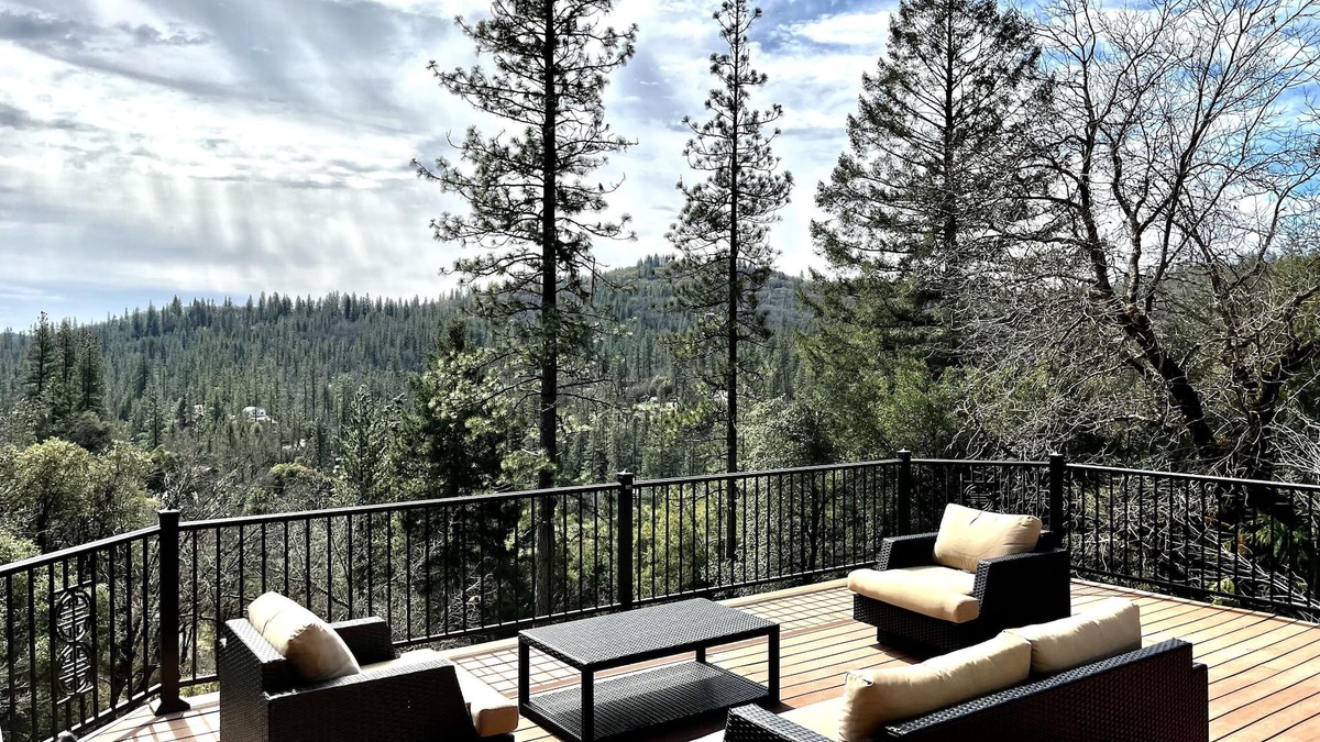 Cedar Ridge House | Mountain Getaway, just 6 miles away from town!