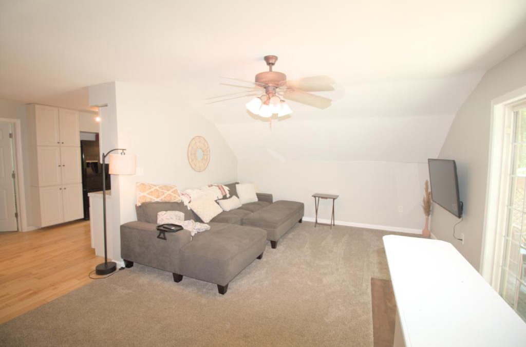 James Creek Apartment | Mountain Getaway with Lake View