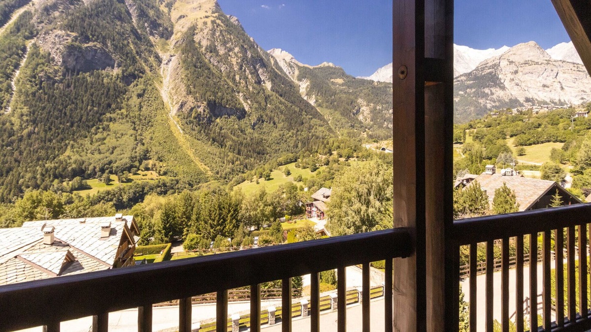 Pallusieux Apartment | MOUNTAIN HOLIDAYS Roomy & Comfy Panoramic Apt x5