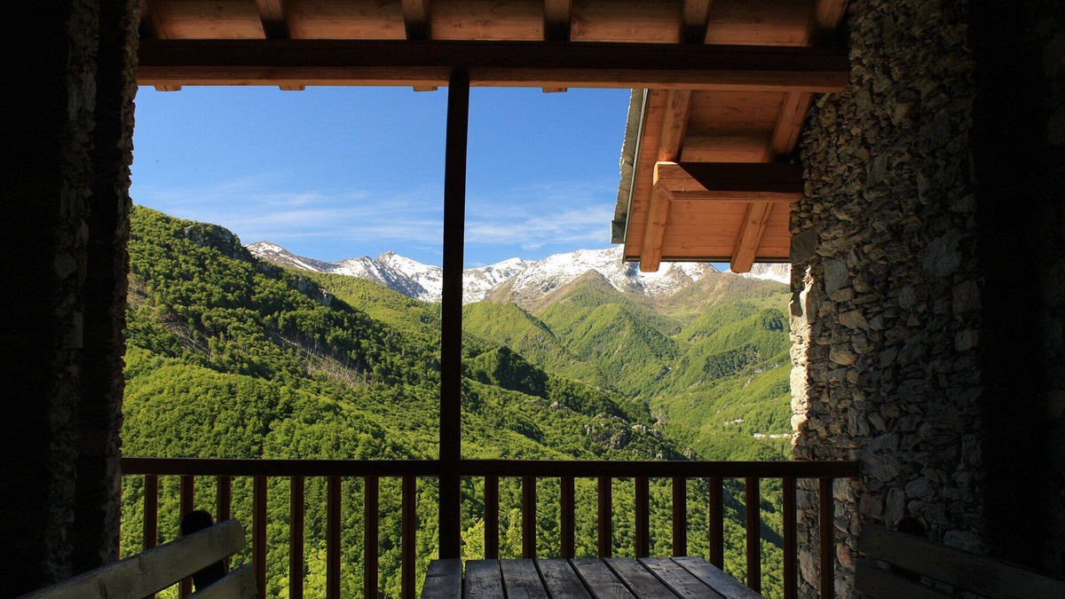 Roburent Ski Chalet | Mountain holidays - Mongioie chalets with panoramic views.
