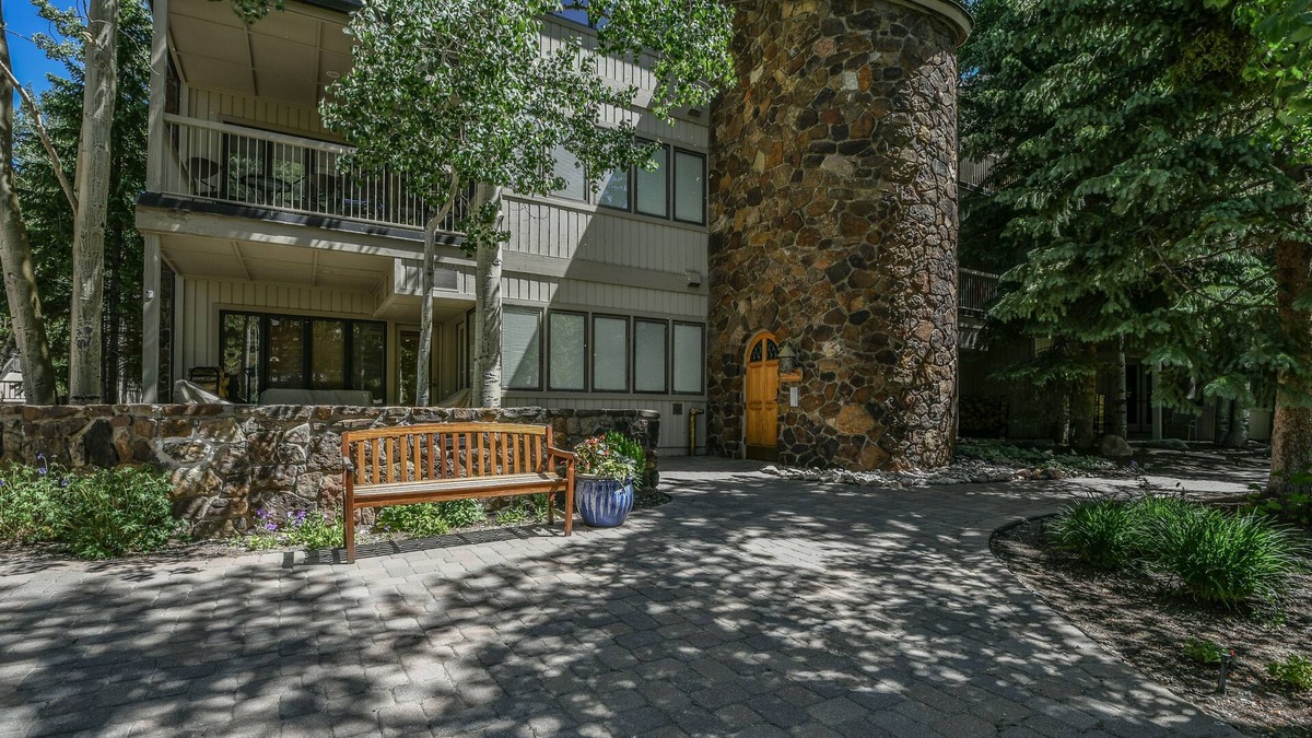 Mountain House Condo | Mountain House Ski In/out Private Hot Tub Walk to Restaurants and shop DELUXE
