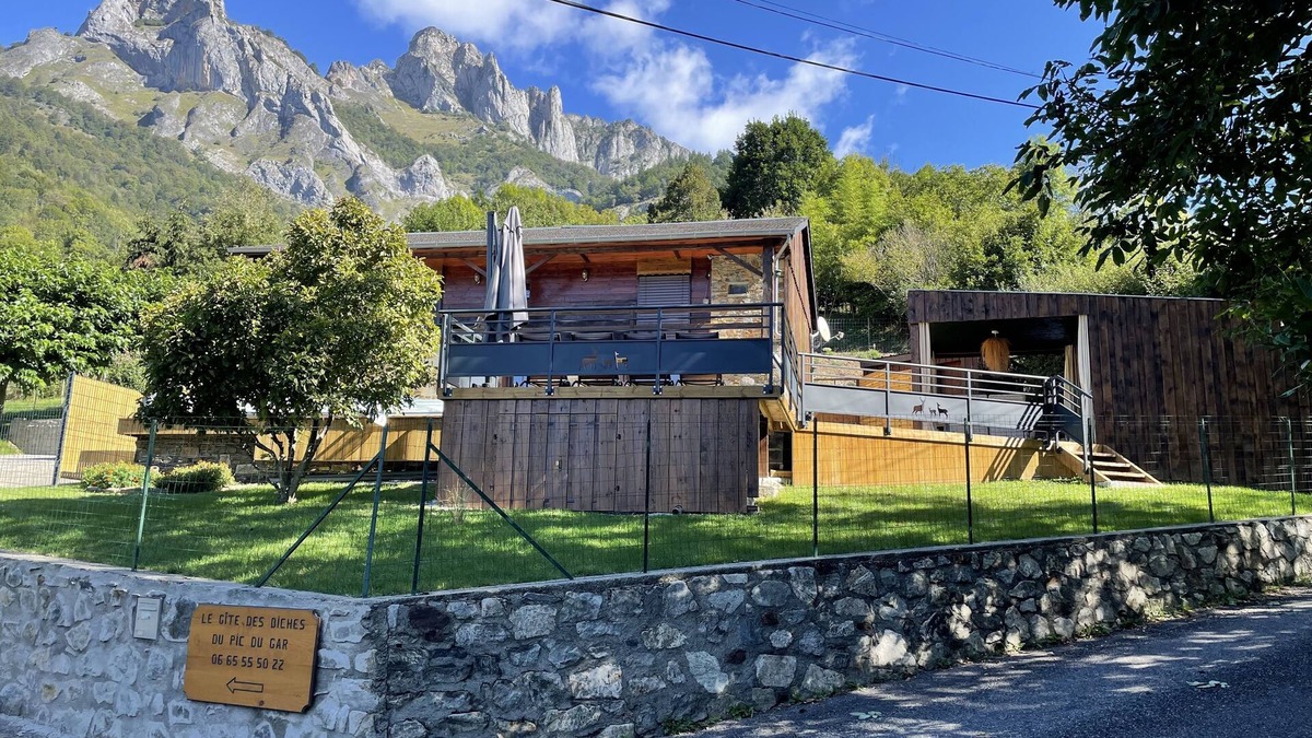 Bezins-Garraux House | Mountain house with private heated swimming pool and fenced garden