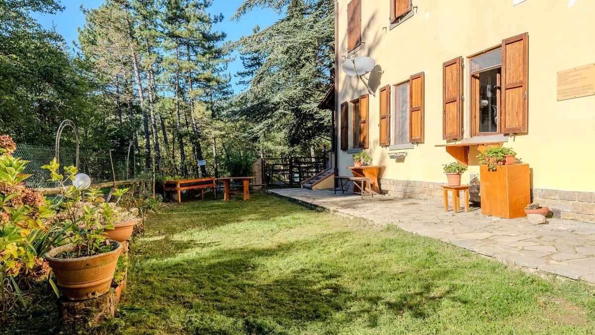 Moggiana Apartment | Mountain Hut 'Camera Nel Verde' with Mountain View, Shared Garden and Wi-Fi