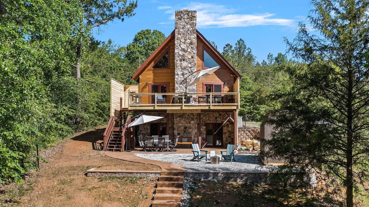Huntersville House | Mountain Island Lake Lodge: Private Dock, Kayaks, Paddle Boards, Family Fun!
