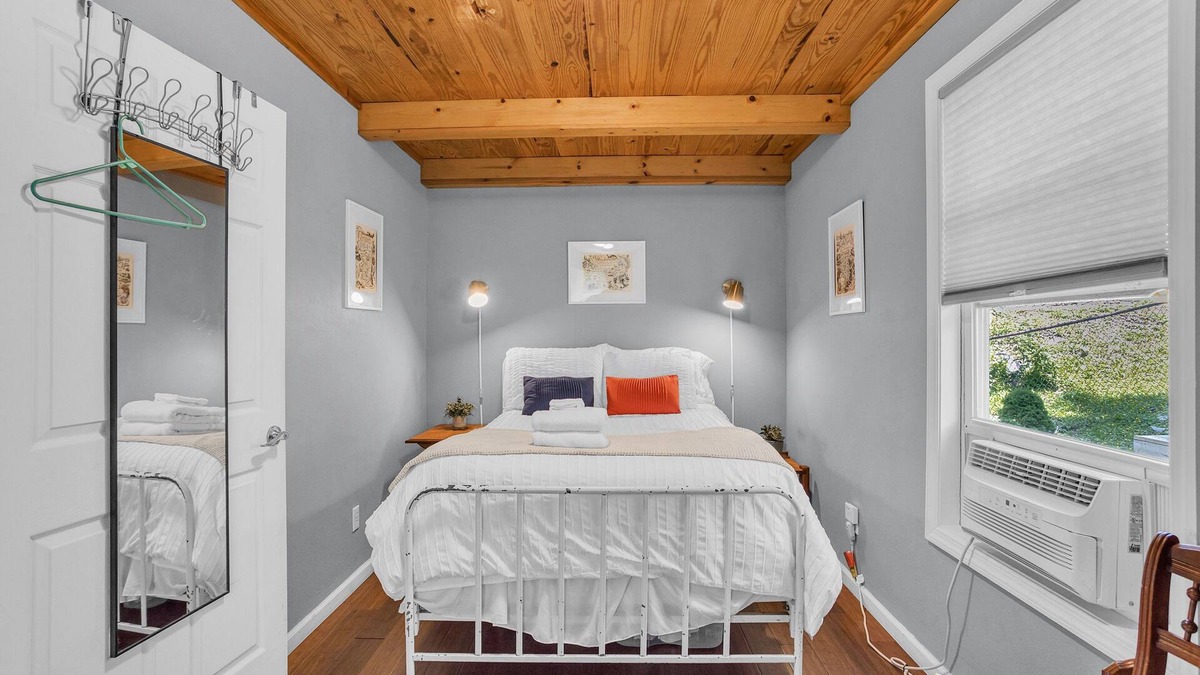 Thomas Cabin | Mountain Koru Near Trails & Town 2 Bedroom Cabin