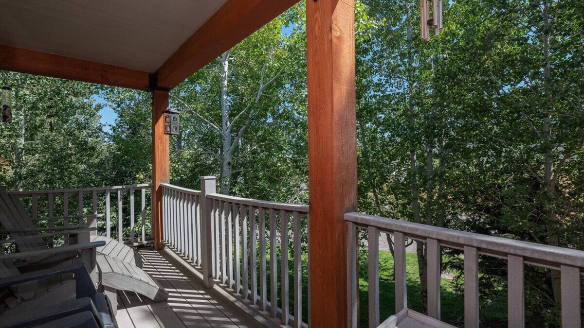 Sage Hen Condo | Mountain Laurel Condo: Porch Views, AC, Close to Music on Main