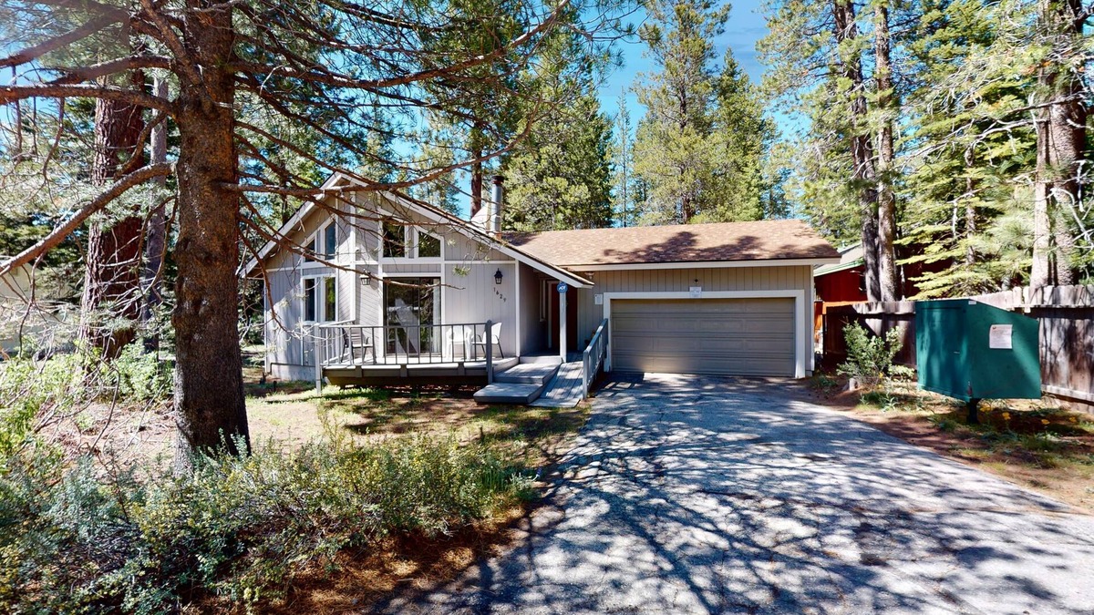 Tahoe Paradise House | Mountain living near the lake - dog-friendly escape with deck & woodstove