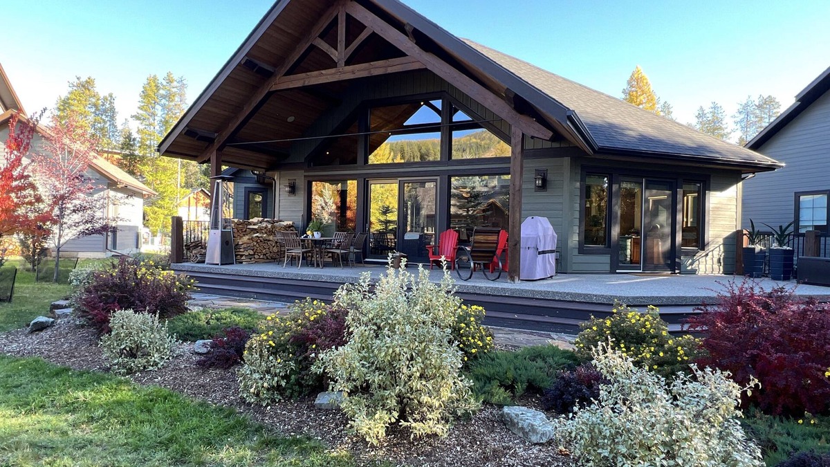 East Kootenay House | Mountain living at its finest in our spacious 4-bedroom home with Wheelchair Access