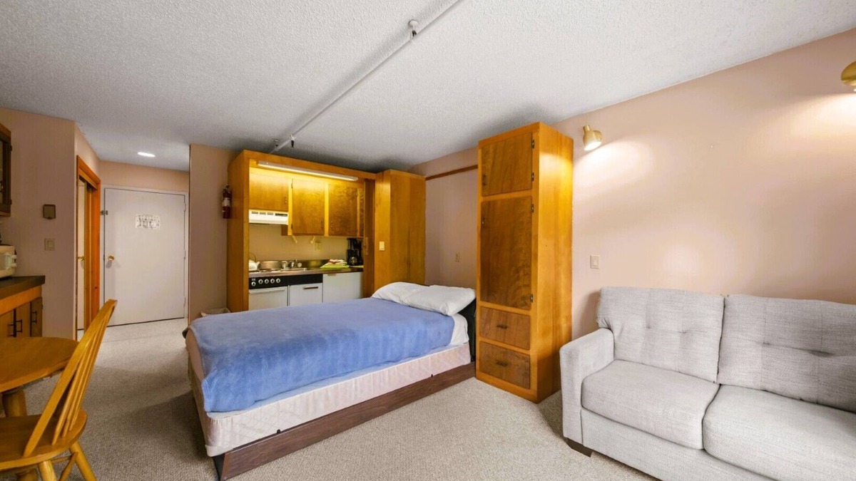 Stoneham Cabin | Mountain Lodge Vibes | Studio Stay Near Hiking & Lakes