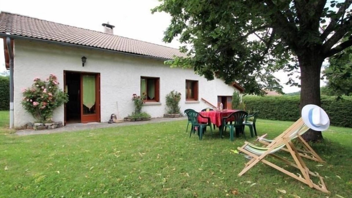 Araules Cottage | Mountain Lodge with Fireplace - 4 Bedrooms, Pet Friendly
