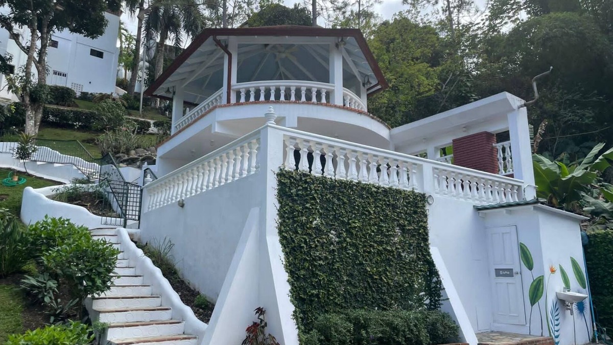 Jarabacoa Villa | Mountain Luxury Retreat – 8-Bedroom Villa with Private Pool
