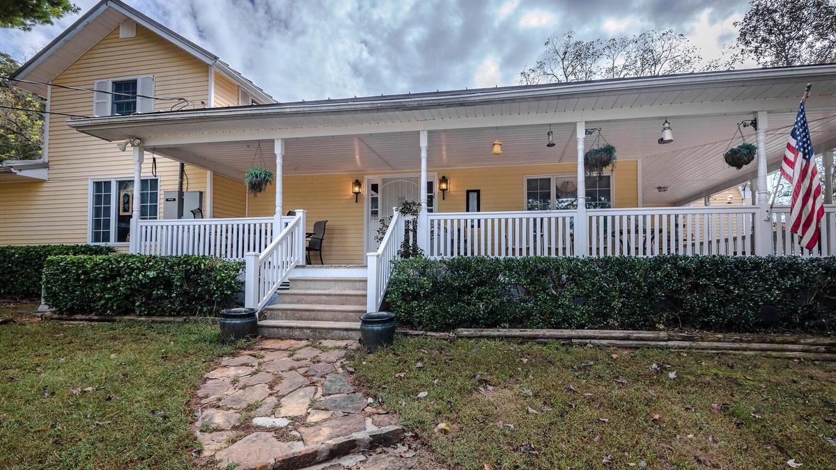 Huntsville House | Mountain Majesty ~ Country elegance at its best!