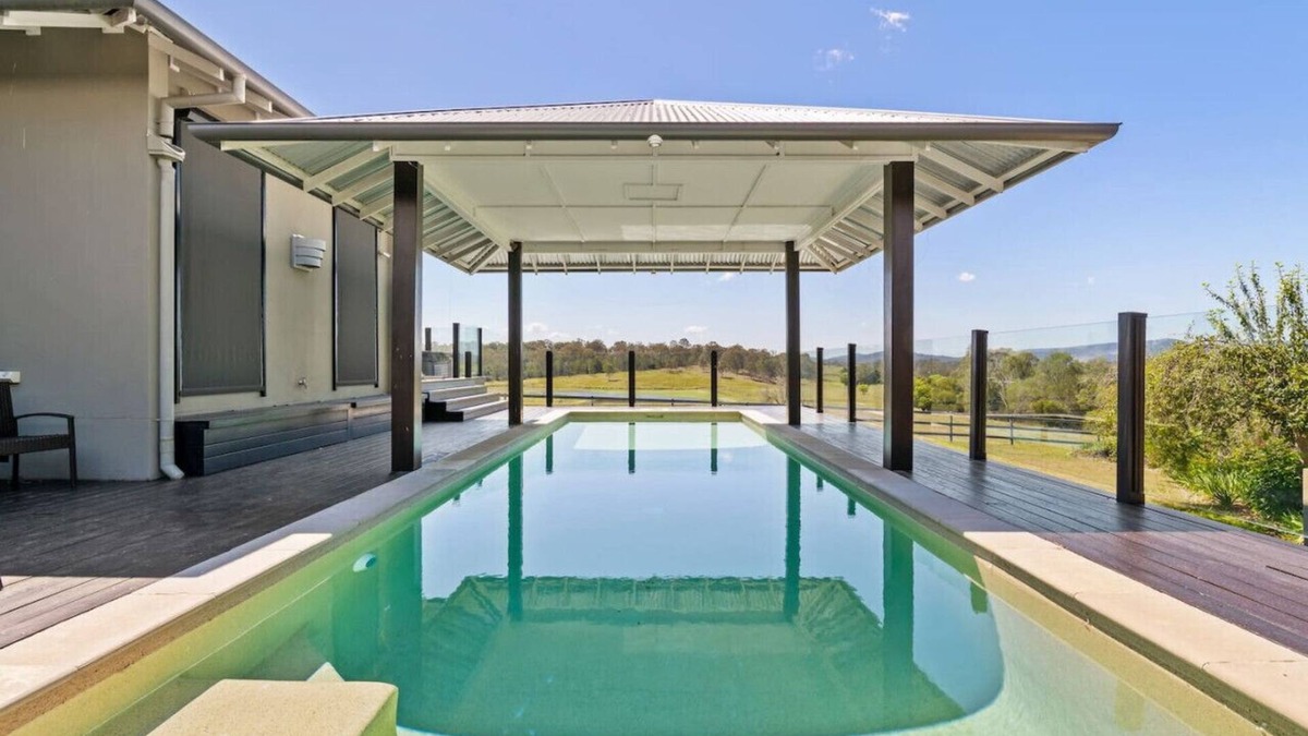 Tamborine House | Mountain Majesty with Poolside: Relaxing Getaway
