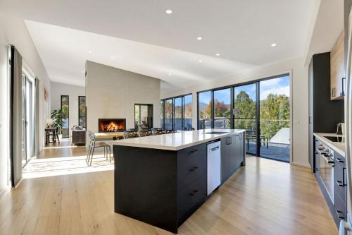 Bright House | Mountain Mist Retreat - 6 Bedrooms