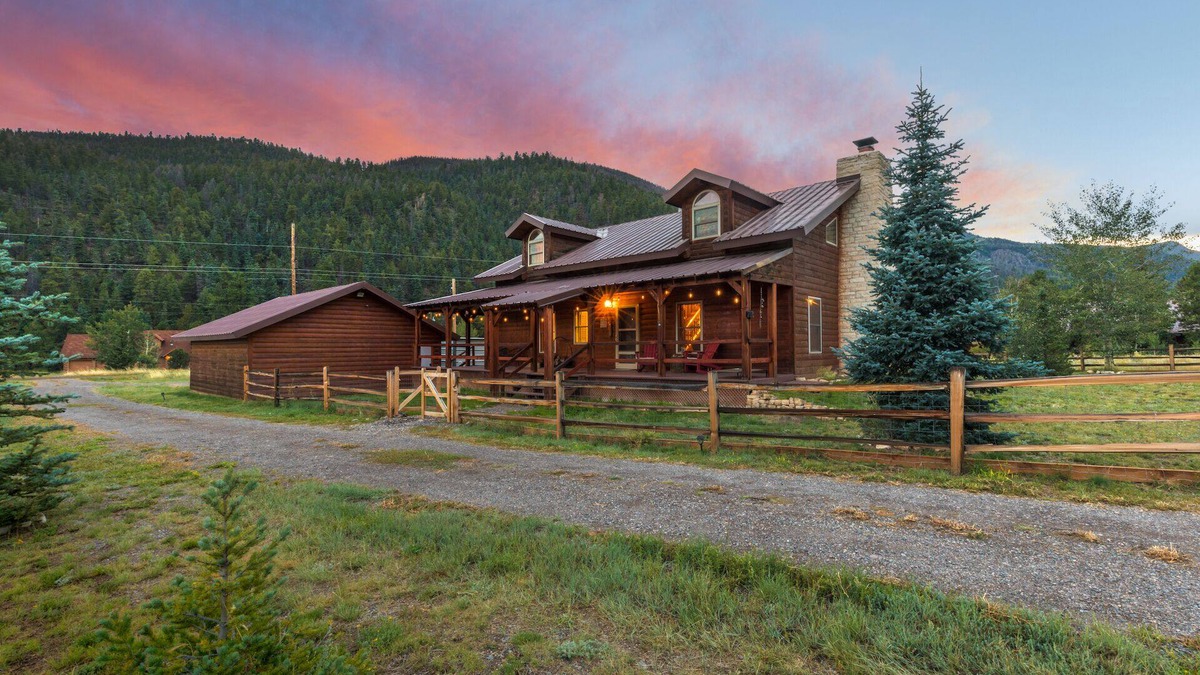 South Fork Cabin | Mountain Modern Cabin - 25 Mins to Wolf Creek Ski Area - Dogs Welcome!