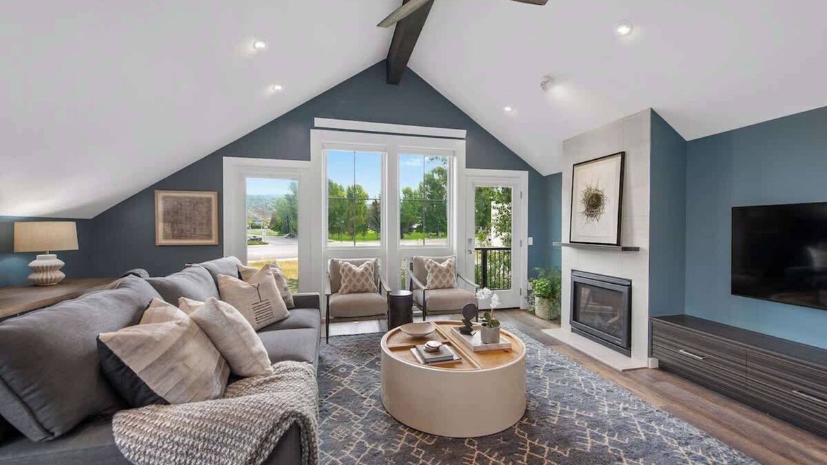 Victor House | Mountain Modern - Walk to everything!