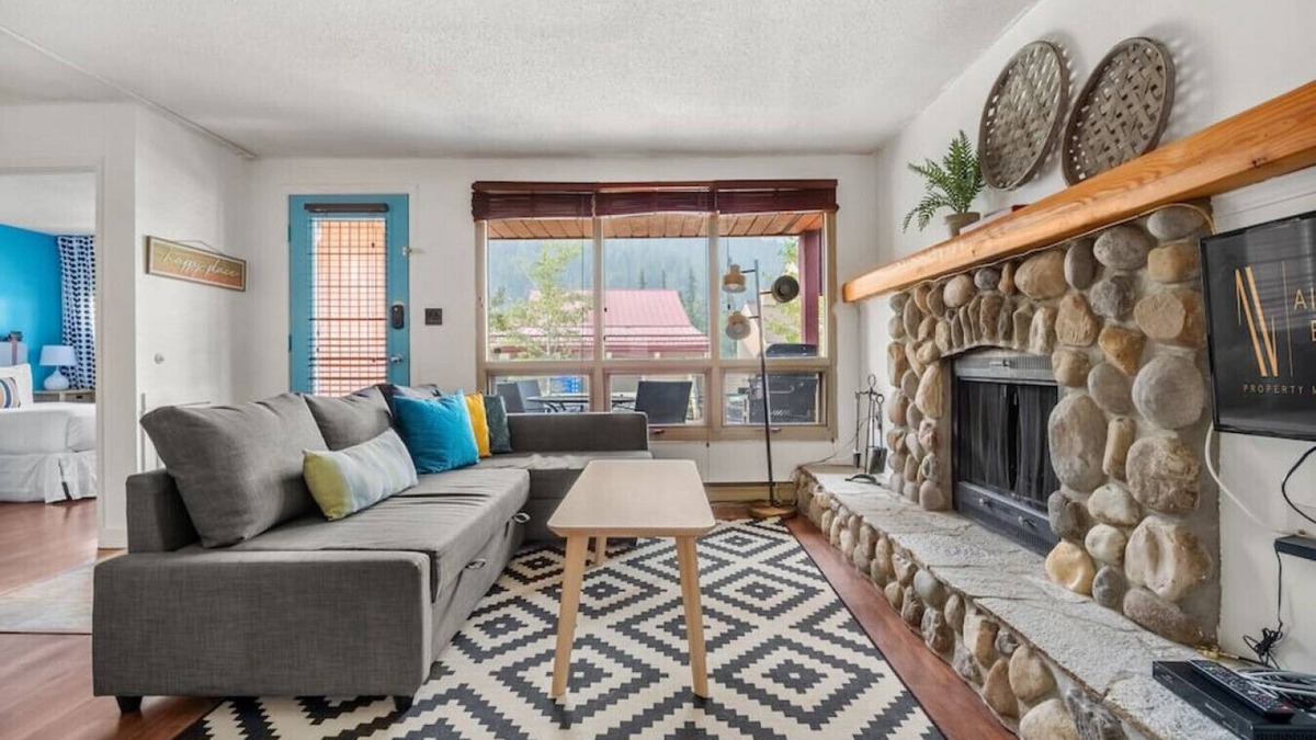 East Kootenay Apartment | Mountain Mural | Hot Tub | Pools | Ski-In/Ski-Out