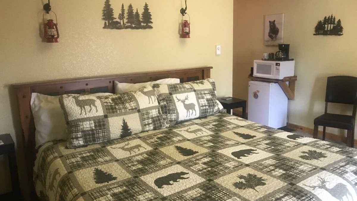 Hill City Cabin | Mountain Peaks Inn, BEAR MOUNTAIN SUITE, Downtown Hill City