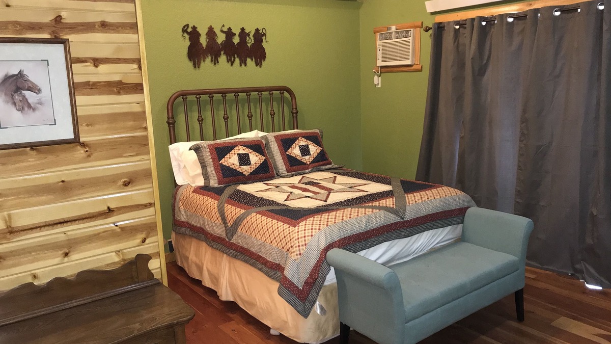 Hill City Cabin | Mountain Peaks Inn, GREEN MOUNTAIN SUITE, Downtown Hill City