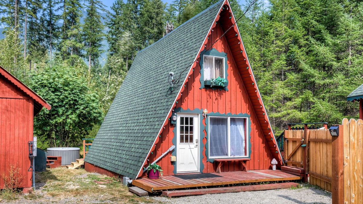 Skykomish Cabin | Mountain Play Chalet w/hot tub & grill- epic hikes, waterfalls, & more, pets too!