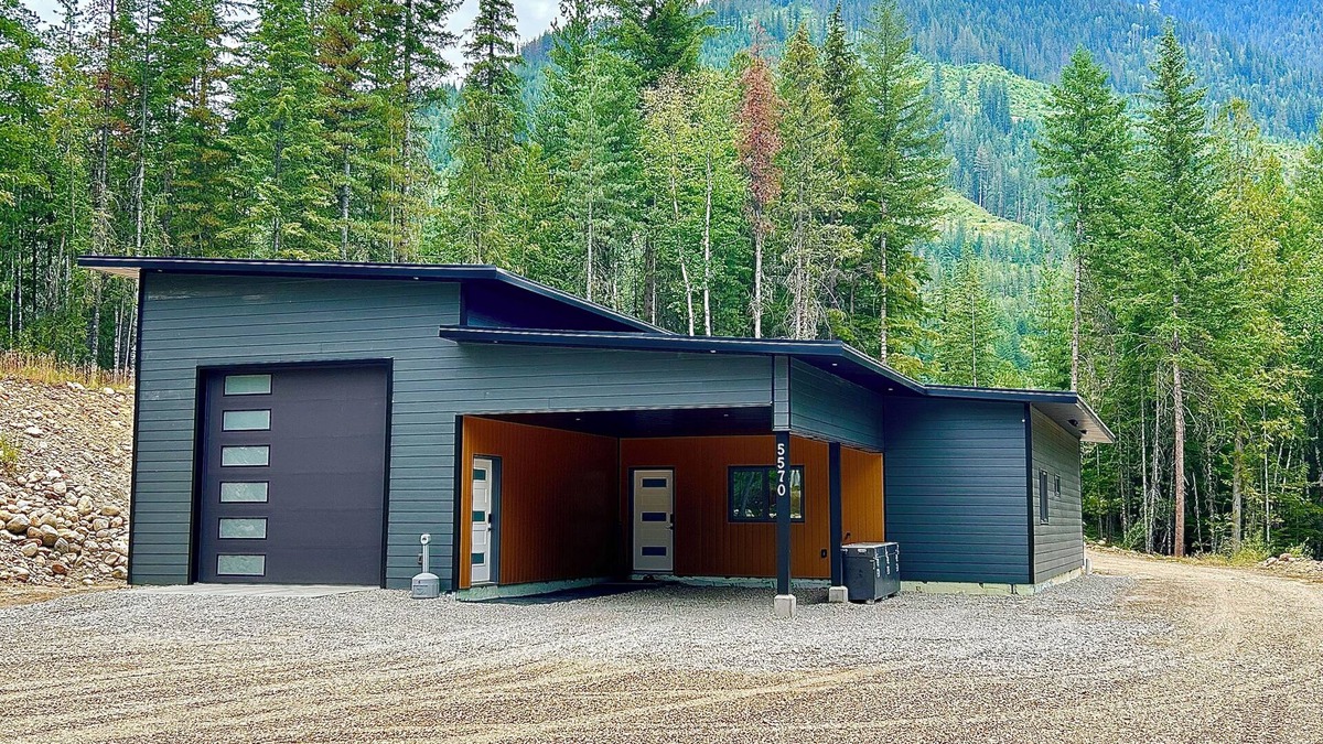 Malakwa House | Mountain Retreat Between Revelstoke & Sicamous - Sled, Ski, Hike, Fish, Relax