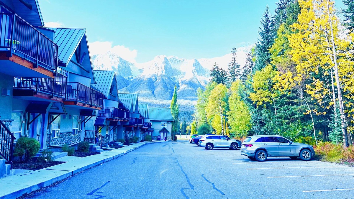 Harvie Heights House | Mountain Retreat Townhouse - 2 mins drive to Banff National Park Gate