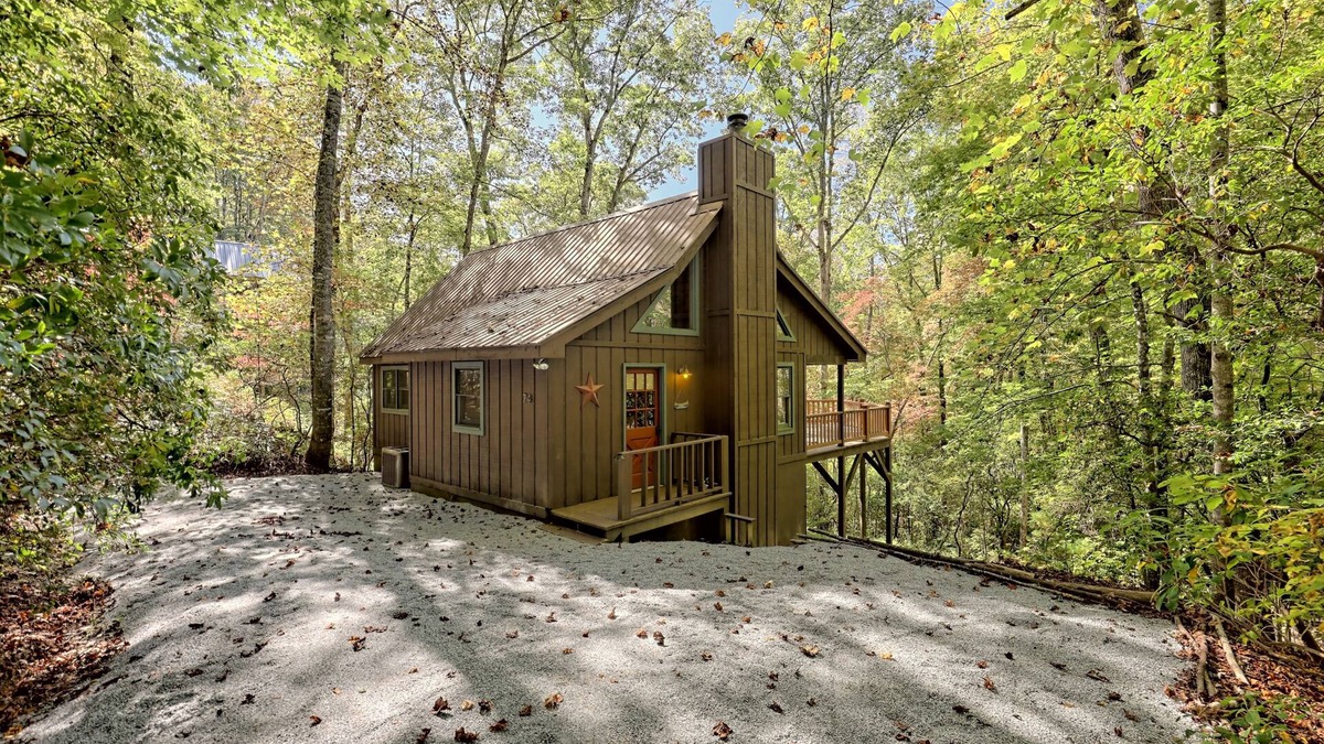 Wiley Cabin | Mountain Retreat Getaway by Lake Burton, HOT TUB!