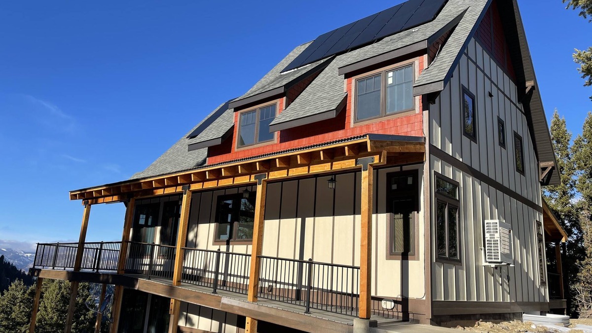 Drummond House | Mountain Retreat: Stunning Views, Off-Grid Luxury, Trails, Fishing, Stargazing