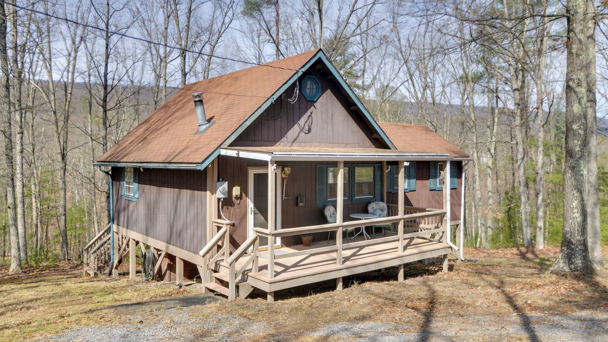 Delray Cabin | Mountain Retreat w/Loft, Fire Pit, & Grill