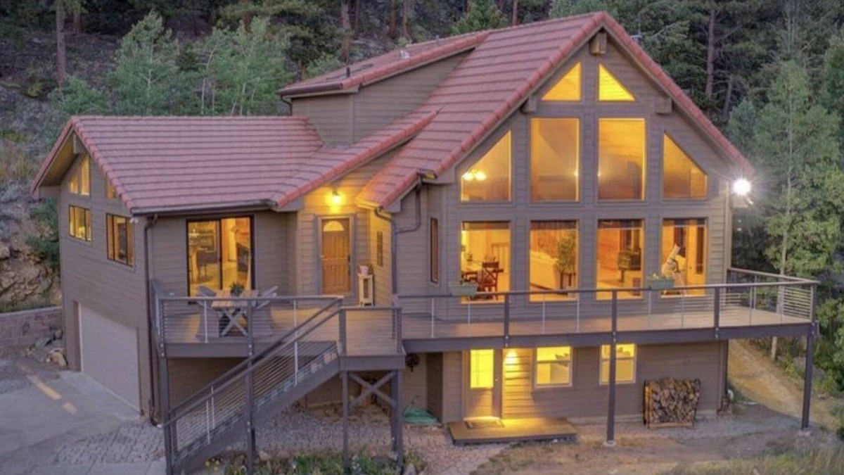Golden House | Mountain Retreat with Hot Tub Near State Park