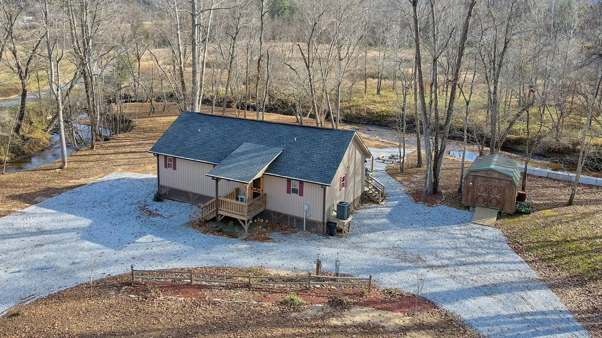 Young Harris Cabin | MOUNTAIN & RIVER VIEW, HOT TUB, FIREPLACES & FIRE PIT, WIFI, DOGS Ok, TV's