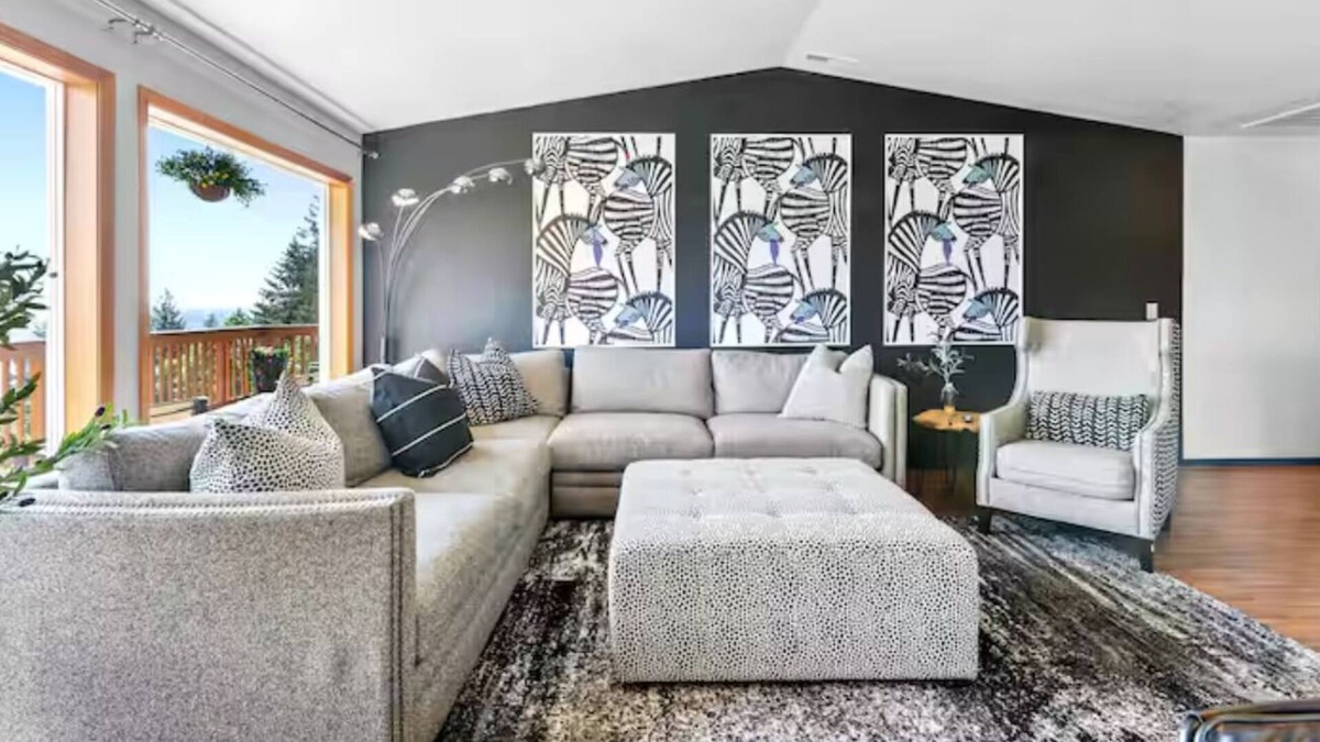 Northwest Portland Apartment | Mountain & River View ‧ Spacious ‧ Modern Home!