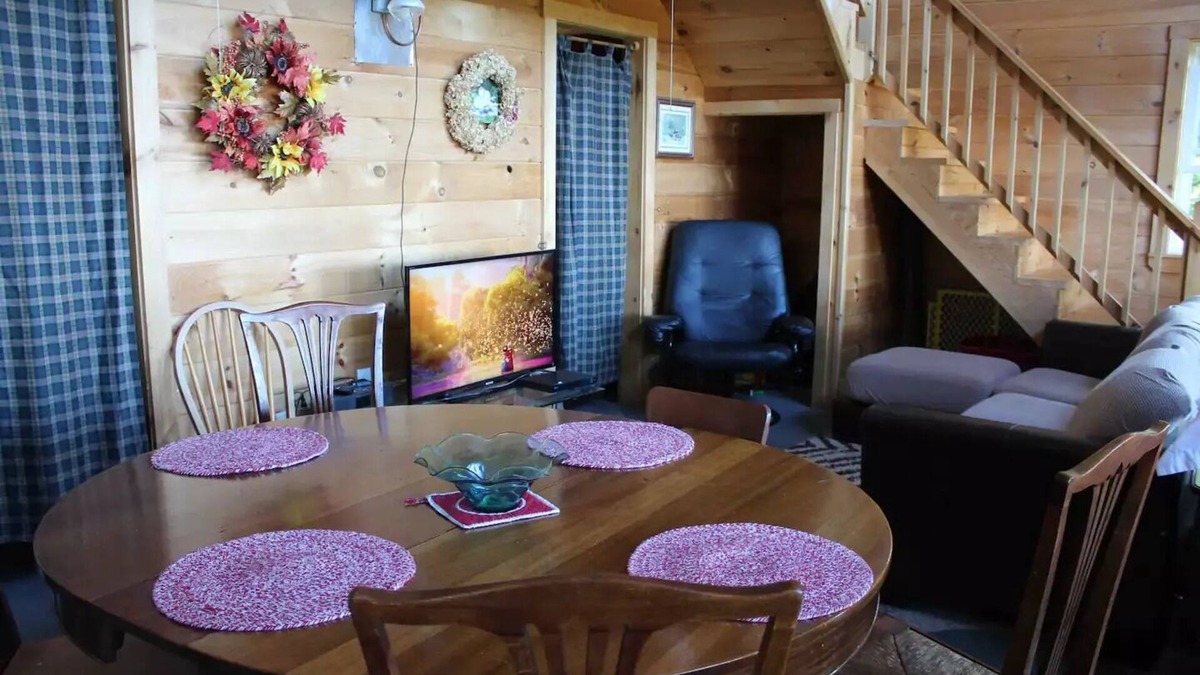 East Haven Cabin | Mountain side cabin views of sunsets every day nearest neighbor is a mile away