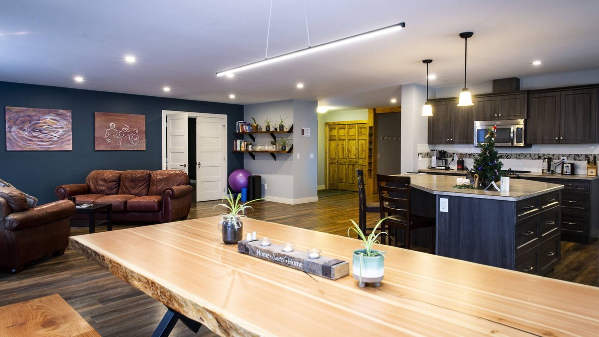 Revelstoke House | Mountain-Side Escape