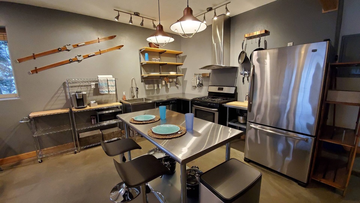 Alyeska Apartment | Mountain Side Forest Retreat - Hot Tub! - 1br 1ba <3beds>