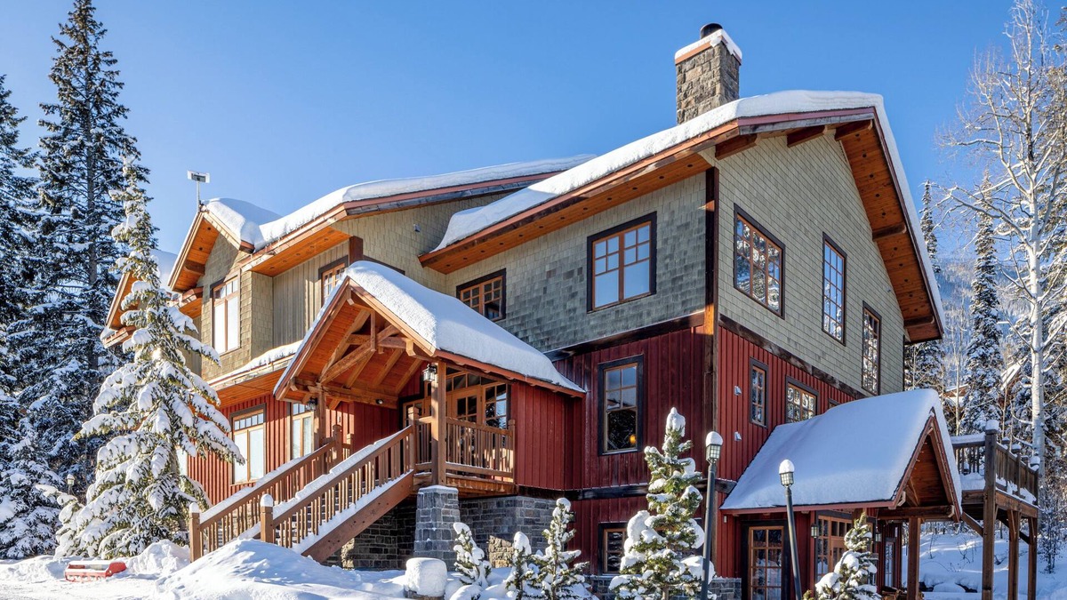 Golden Ski Chalet | Mountain-Side Lodge: Perfect for Wellness Retreats, Large Families & Big Groups