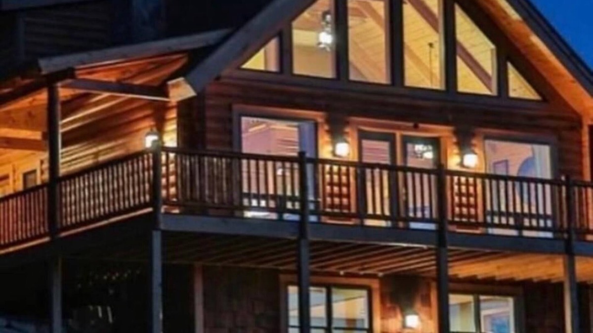 Madison House | Mountain Ski House w/hot tub, wrap around deck, panoramic views!