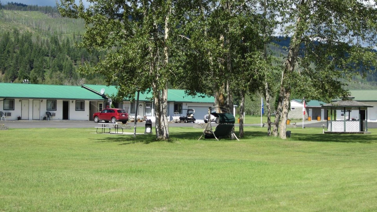 Barriere Hotel | Mountain Springs Motel & RV Park