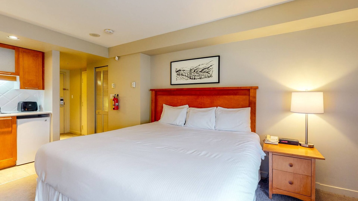 Whistler Village Apartment | Mountain studio with jetted tub & fireplace - walk to lifts - near golf