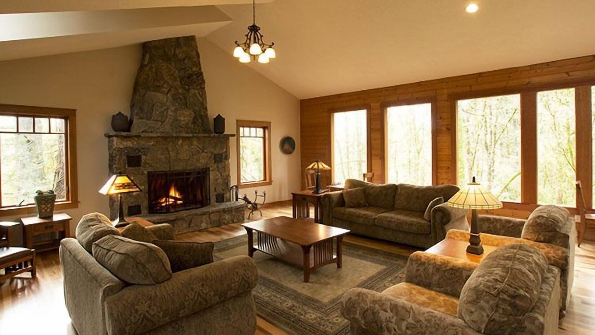 McMinnville Cabin | Mountain Style Lodge with stunning view of woods and creek, close to downtown.