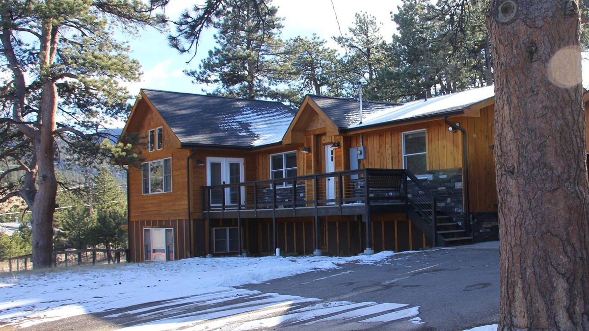 Carriage Hills House | Mountain Sunrise Cabin - HOT TUB, Wildlife, Serene - Near RMNP and Downtown