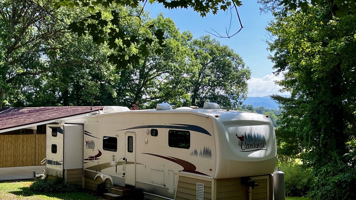 Alexander House | Mountain sunrise views from spacious cozy 5th wheel camper-20 min from Asheville