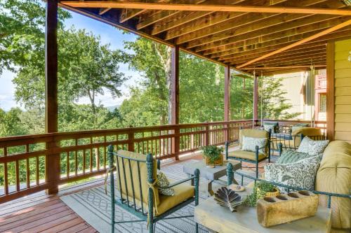 Cashiers Apartment | Mountain Time Cashiers Condo with Deck and Views!