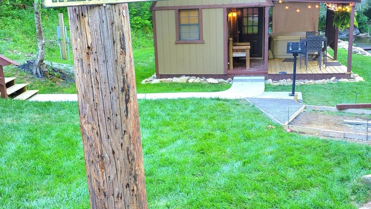 Flag Pond Apartment | Mountain Tiny Home on Bold Stream w Hot Tub!