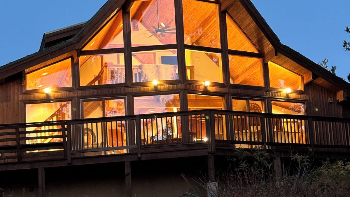 Angel Fire Cabin | Mountain Top 4-bedroom Lodge near Angel Fire with WiFi