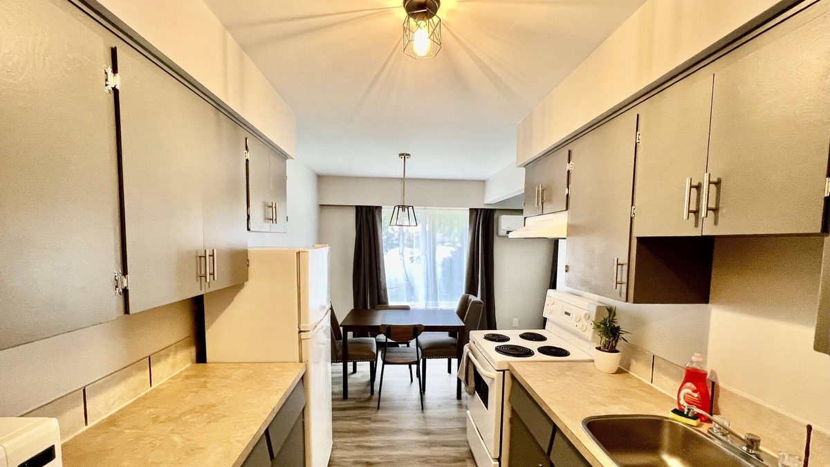 Port Alice Apartment | Mountain Top Floor Suite *Pet Friendly 2 Bedroom 1 Bath